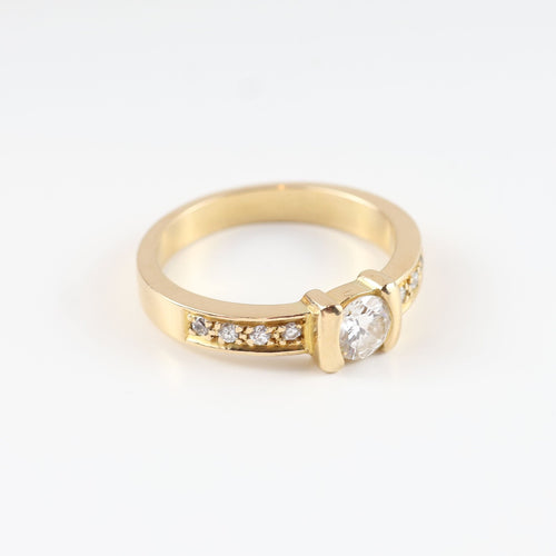 Bague 55 Bague solitaire en or jaune 18 carats avec diamant central et diamants latéraux 58 Facettes 131645