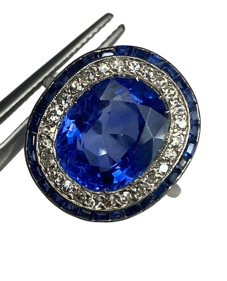 Art deco ring in platina, diamanten en Birmese saffier