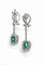 Boucles d'oreilles Longues boucles d'oreilles en or blanc ornées d'émeraudes et de diamants 58 Facettes 50274