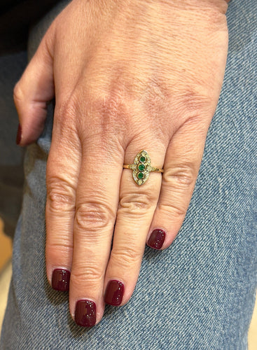 Bague 54 Bague marquise style ancien en or émeraudes et diamants 58 Facettes