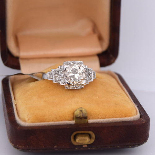 Bague 50 Bague en or blanc 18 carats ornée d'un diamant central de 1,30 carat 58 Facettes AN466