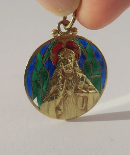 Pendentif Becker - Médaille pendentif Jésus Christ émail plique-à-jour en or jaune 18k 58 Facettes
