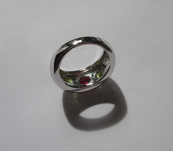 Anel de ouro branco com rubis e peridotos
