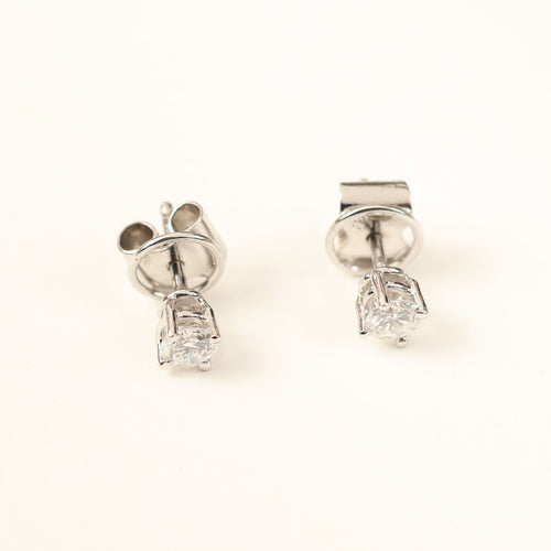 Hvite gulløredobber med briljantslipte diamanter 