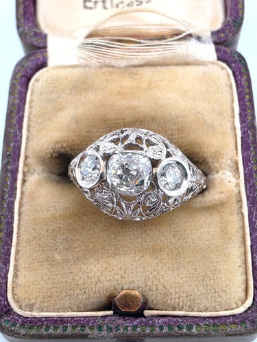 铂金戒指，镶有钻石 