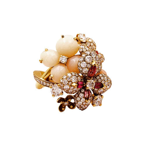 Bague 57 Bague Chaumet, « Hortensia Aube rosée », or rose, diamants, saphir rose et opales roses. 58 Facettes 35207