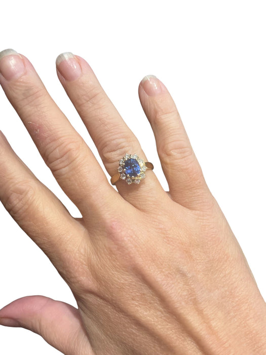 Yellow gold ring with Ceylon sapphire and diamond pavement