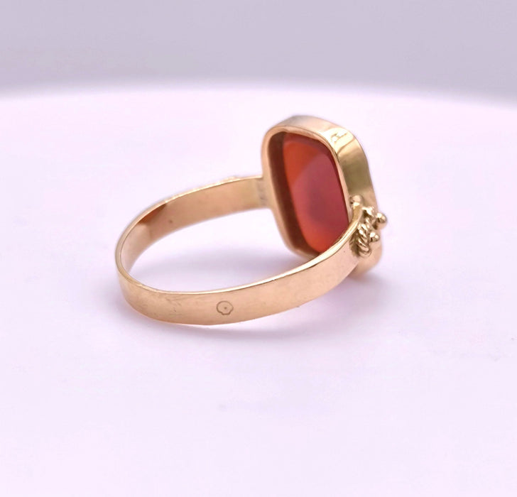 59 Bague Empire en or avec intaille en agate 58 Facettes