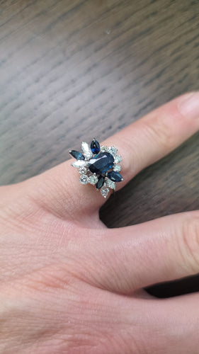 Bague 53 Bague en or blanc avec saphir central et saphirs et diamants sur les côtés 58 Facettes