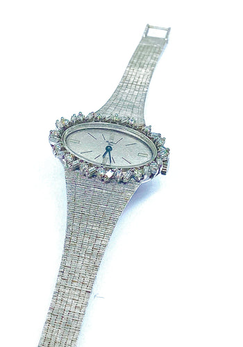 Montre Montre de dame en or blanc 18 carats en diamants ronds et baguettes. Signée PAILLARD PARIS 58 Facettes AB208