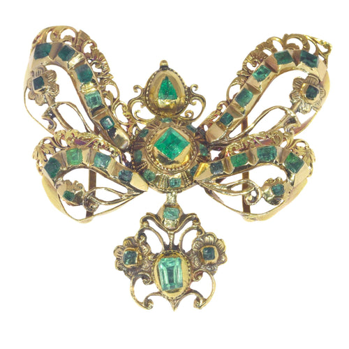 Pendentif Pendentif en forme de nœud d'émeraude exposé au musée, vers 1650 – L'élégance baroque en or 58 Facettes 22033-0106