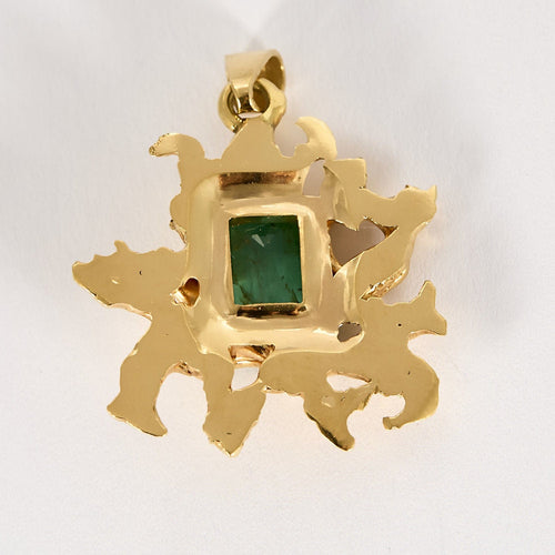 Pendentif Pendentif en or jaune à motif végétal et émeraude 58 Facettes BIA1084