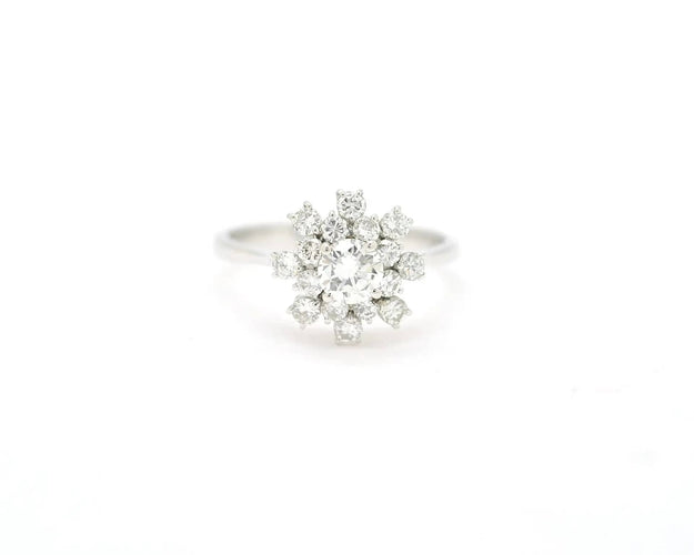 Bague Bague en or blanc sertie d'un diamant central de 0,56 carat sur le pourtour. 58 Facettes 13024