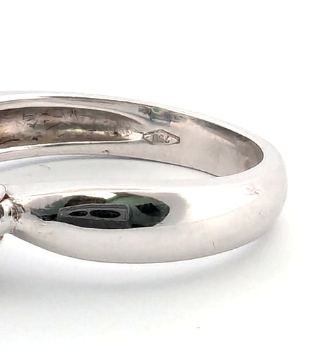 Bague 54 Bague en or blanc avec émeraude et diamants 58 Facettes