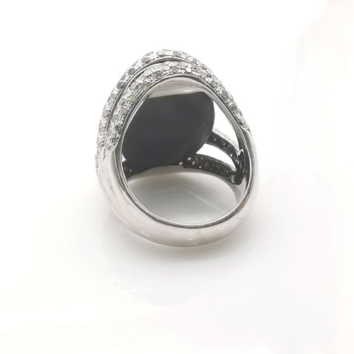 Bague 54 Bague or blanc, onyx & diamants 58 Facettes