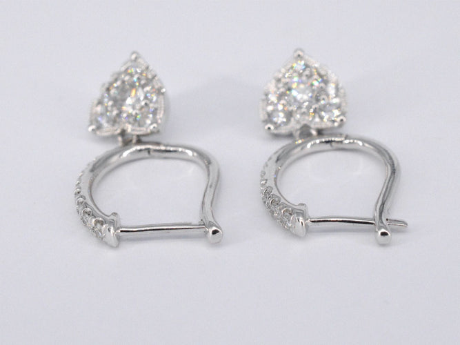 Boucles d'oreilles Boucles d'oreilles en or blanc serties de diamants en forme de cœur 58 Facettes 2174