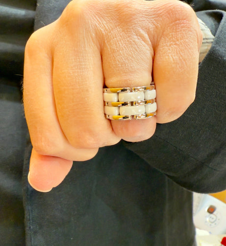 Bague 52 Bague Chanel Ultra or blanc et céramique 58 Facettes