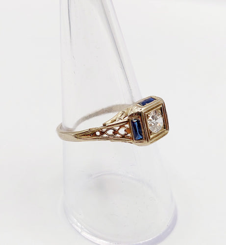 Bague 55.5 Bague chevalière Art Déco or blanc, diamant taille ancienne et saphirs calibrés (circa 1927) 58 Facettes A06084