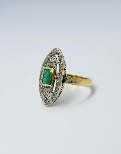 Bague 58 Bague Art Déco en or avec accents de platine, sertie d'une émeraude naturelle et de 28 diamants. 58 Facettes E14