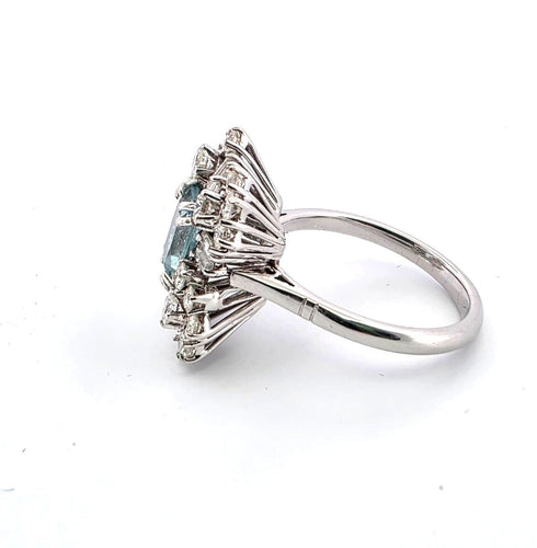 Bague 57 Bague vintage en or blanc avec une aigue-marine centrale et des diamants 58 Facettes