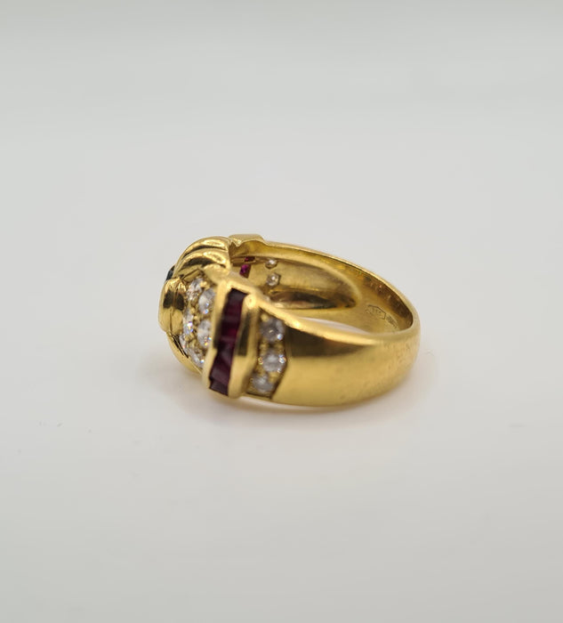 Anillo de oro amarillo engastado con esmeralda, diamantes y rubíes.