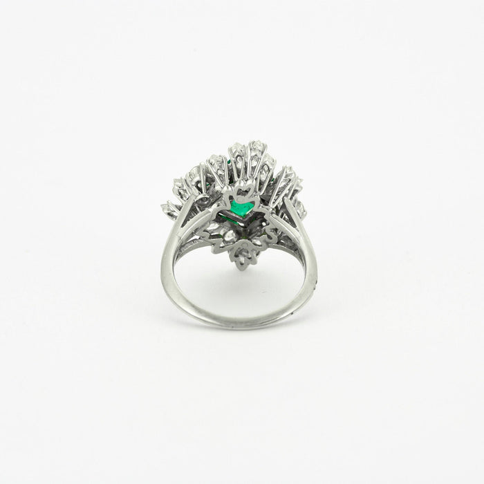 Ring decorated with a 2.5 carat emerald and diamonds