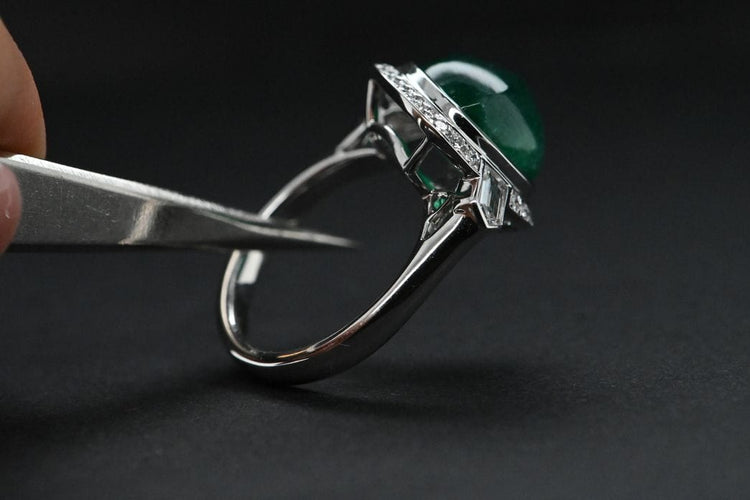 Bague 54 Bague en or blanc, émeraude et diamant 58 Facettes