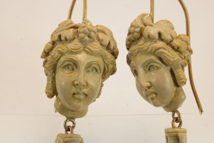 Boucles d'oreilles Boucles d'oreilles en or avec camées de lave antiques 58 Facettes 7604