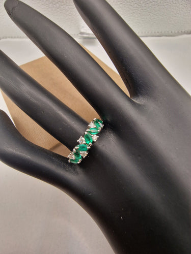 Demi-jonc en or blanc avec émeraude et diamant 58 Facettes