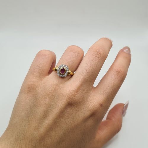 Bague 56 Bague or jaune sertie d'un rubis et diamants 58 Facettes