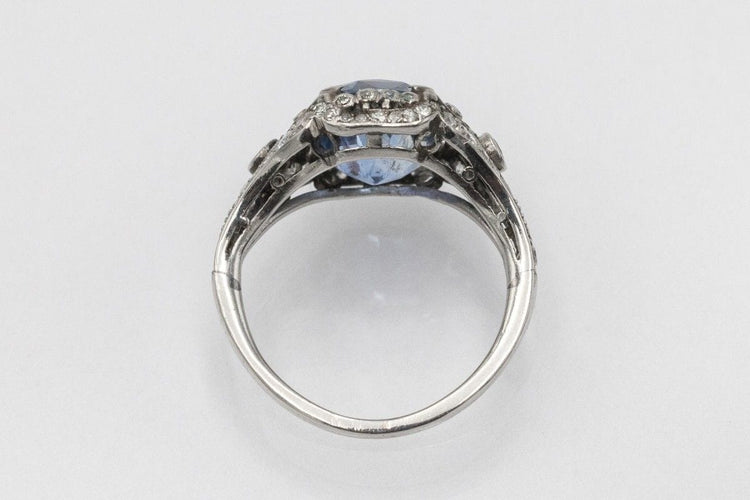 Art Deco platin yüzük, etkileyici safir ve pırlantalarla, 1930'lar. 