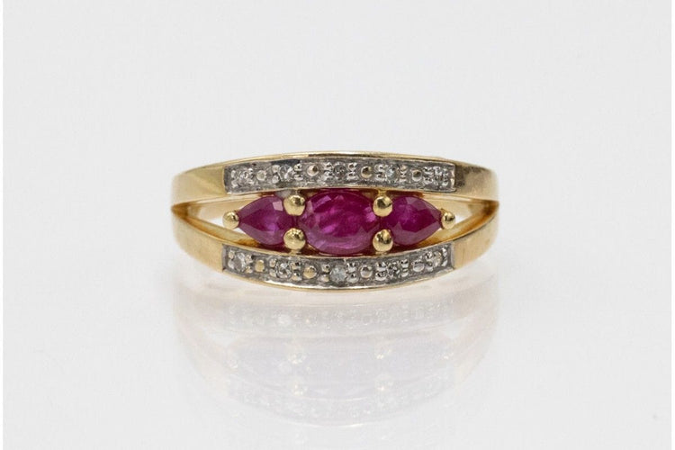 Bague 56 Bague vintage en or jaune avec rubis et diamants, France 58 Facettes 11259