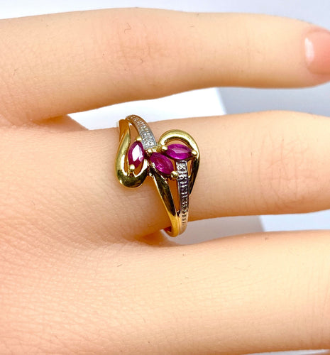 Bague 51 Bague or jaune 3 rubis navettes 58 Facettes AB649