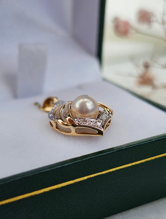 Yellow gold pearl pendant