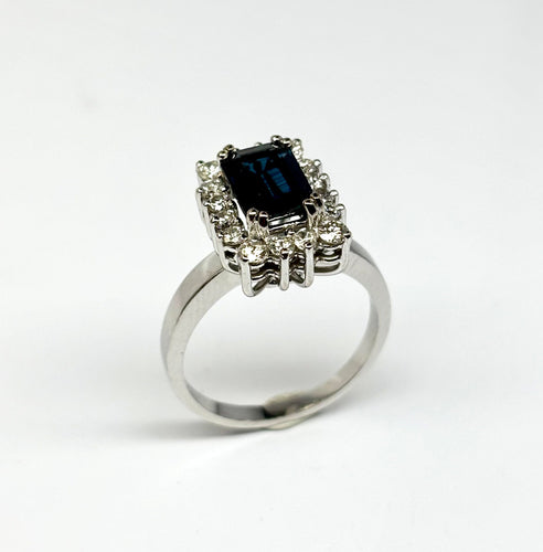 Bague 53 Bague contemporaine en or jaune sertie d'un saphir (1,54 ct) et de diamants (0,36 ct). 58 Facettes E38