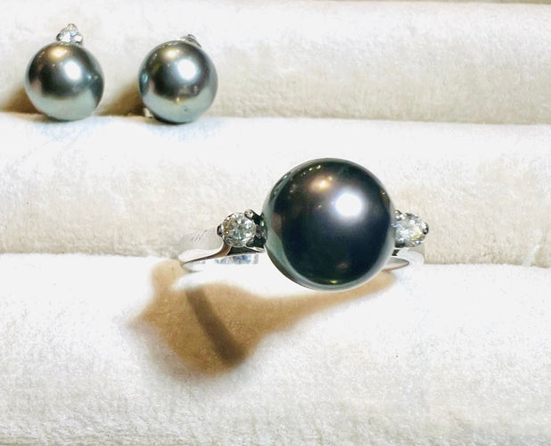 Hvidguldsring, grå kulturperle omgivet af 2 diamanter