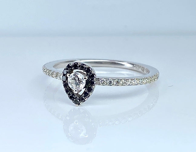 Bague 52.5 Bague solitaire or blanc, diamants blancs et diamants noirs. 58 Facettes AB509