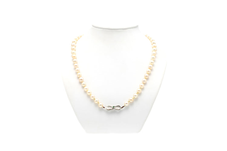 Collier Collier Années 70 en or blanc 18 carats, émeraude et perles 58 Facettes B677