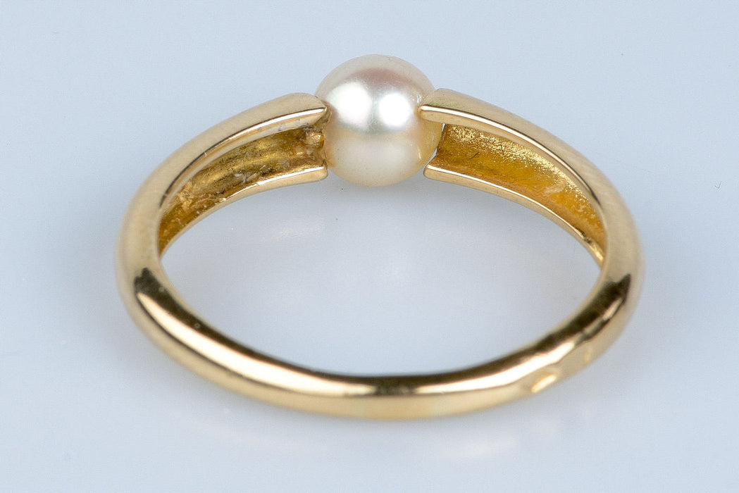 Geelgouden ring, versierd met een zoetwaterparel