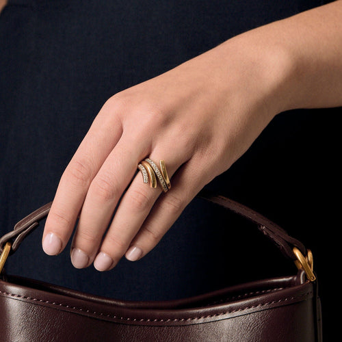 Pierścionek z żółtego złota z rowkami i diamentami 