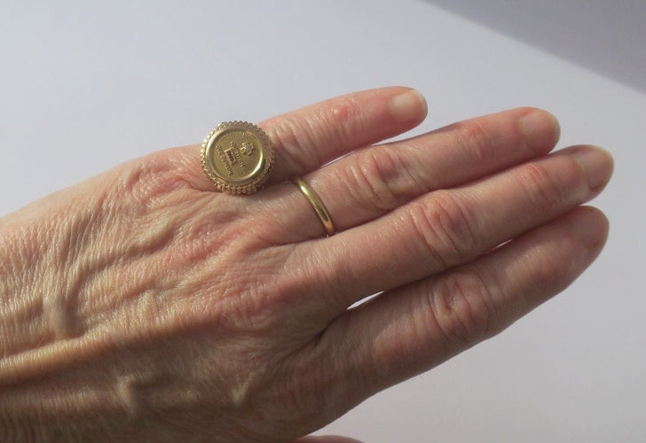 Bague 50 A. Augis - Bague chevalière Médaille d’Amour en or jaune et diamant rubis 58 Facettes