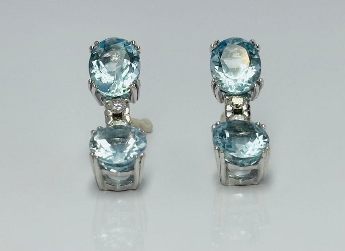 Boucles d'oreilles Boucles d'oreilles contemporaines en or blanc serties d'aigues-marines de 6,05 ct et de diamants de 0,20 ct 58 Facettes Q251B