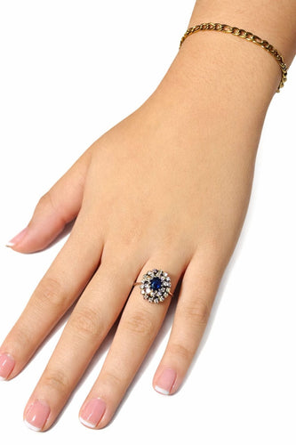 Bague 58 Bague en or blanc sertie d'un saphir bleu foncé et d'un halo de diamants. 58 Facettes 50354