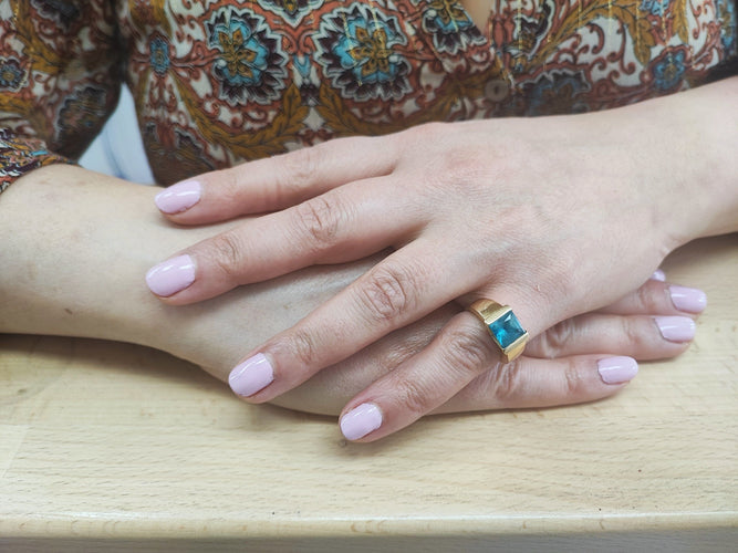 Anel de ouro amarelo com topázio azul 