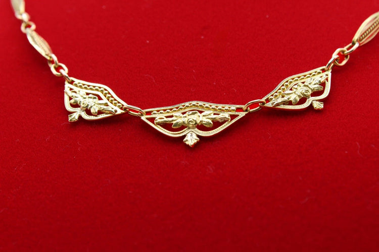 Kukkakuvioinen drapeerattu kaulakoru 