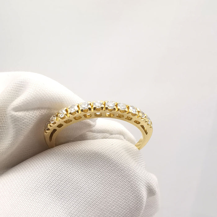 Anillo de oro amarillo y diamantes.