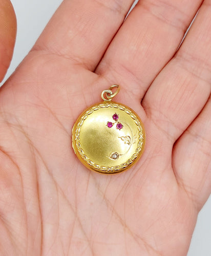 Pendentif Pendentif porte-photo antique fleur en or 18k avec diamant et rubis vers 1910 58 Facettes A06431