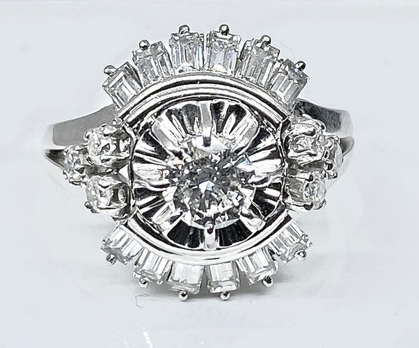 Vakker ring i Platina, baguette og runde diamanter