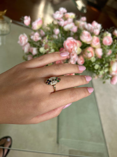 Bague 57 Bague - Or jaune diamants, émeraudes, saphirs et rubis. 58 Facettes 1034