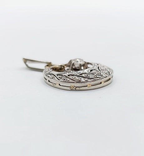 Pendentif Pendentif Art Déco or blanc , diamants et monture finement ciselée (circa 1920) 58 Facettes A05580